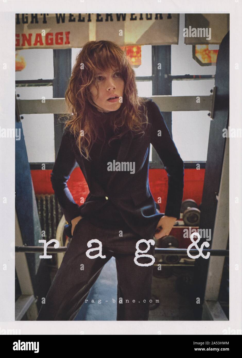 Poster pubblicitari Rag & osso con Freja Beha Erichsen in magazzino carta dal 2016 anno, pubblicità creative Rag e osso annuncio da 2010s Foto Stock