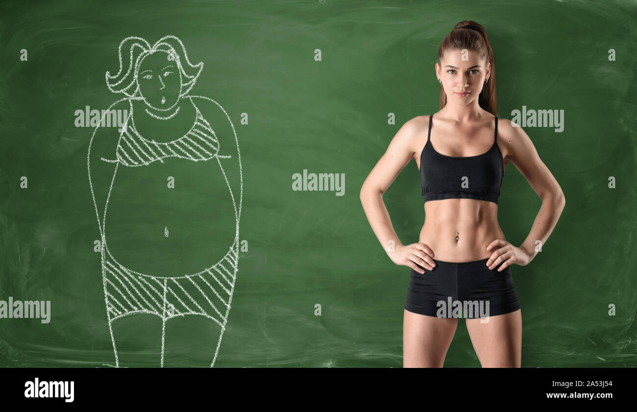 Ragazza sportiva con corpo sottile e immagine della donna grassa tracciata in verde sullo sfondo della lavagna Foto Stock