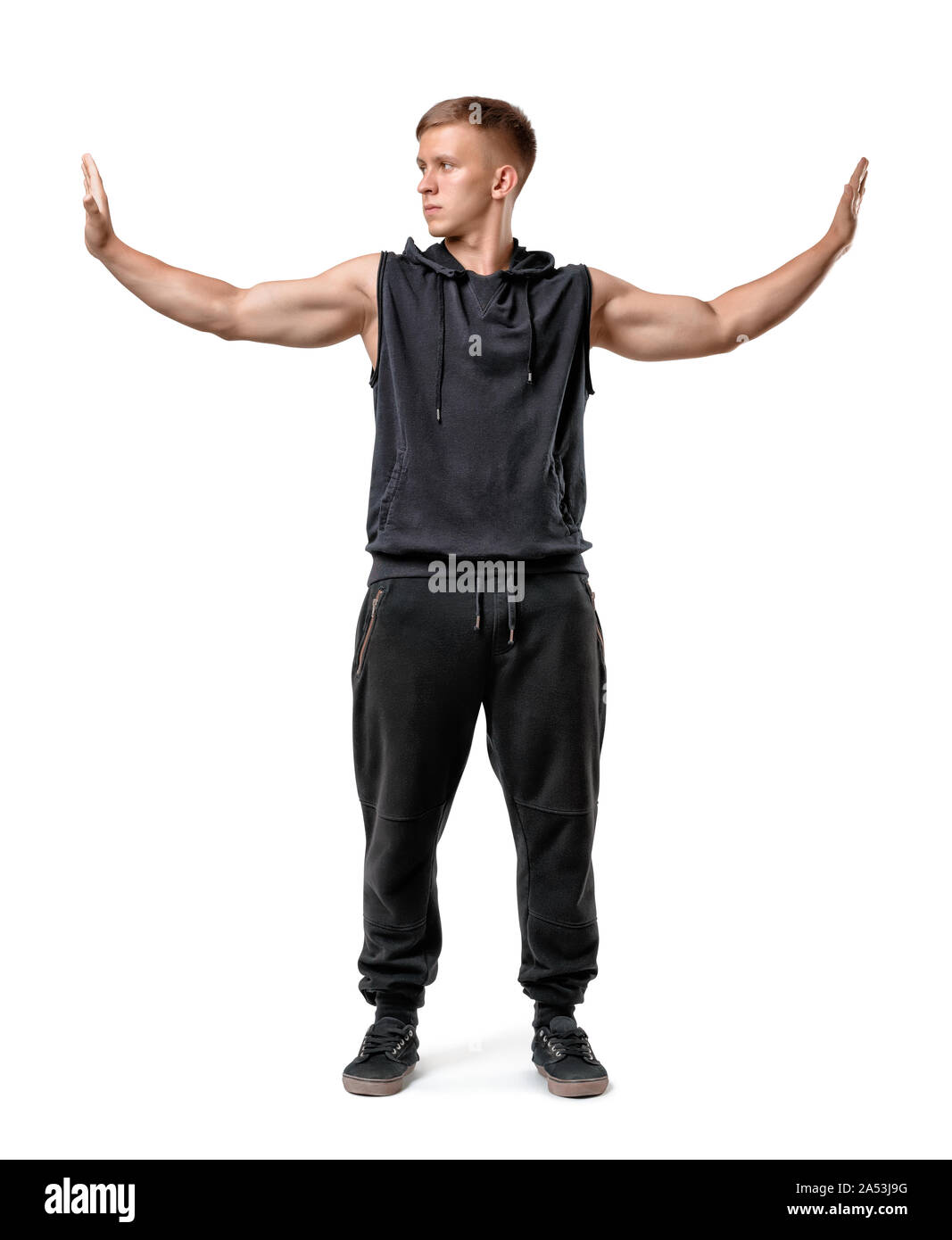 Muscoloso giovane uomo sta spingendo pareti invisibili con le sue mani isolati su sfondo bianco Foto Stock