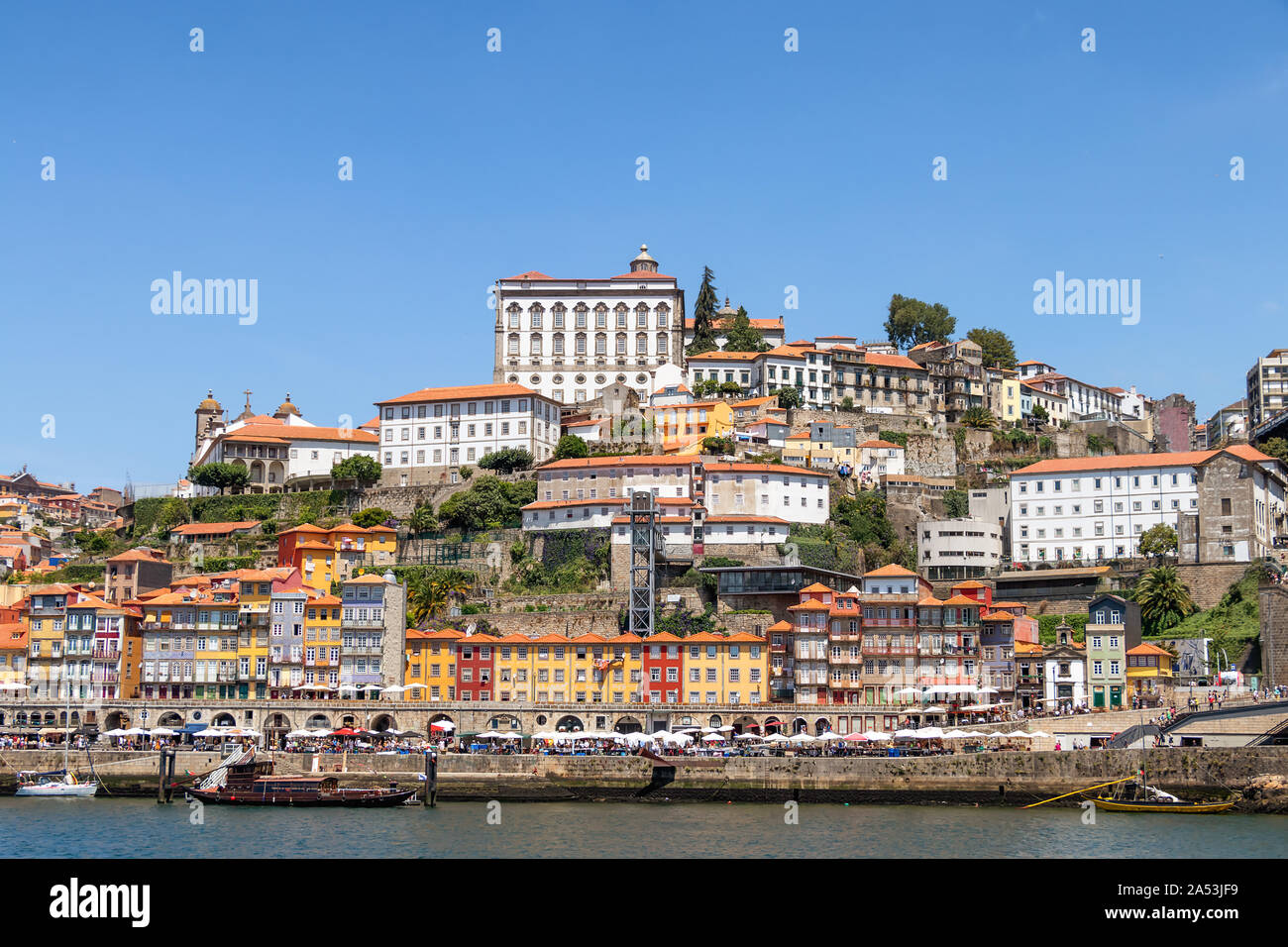 Porto, Portogallo città vecchia skyline da attraverso il fiume Douro Foto Stock Porto, Portogallo città vecchia skyline da attraverso il fiume Douro Foto Stock