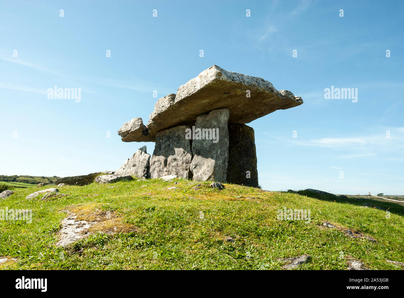 Poulnabrone cairn o tomba del portale è il più antico monumento megalitico in Irlanda. Foto Stock