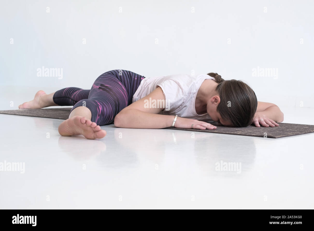 La donna che lavora fuori fare yoga o pilates esercizio stretching le gambe Foto Stock
