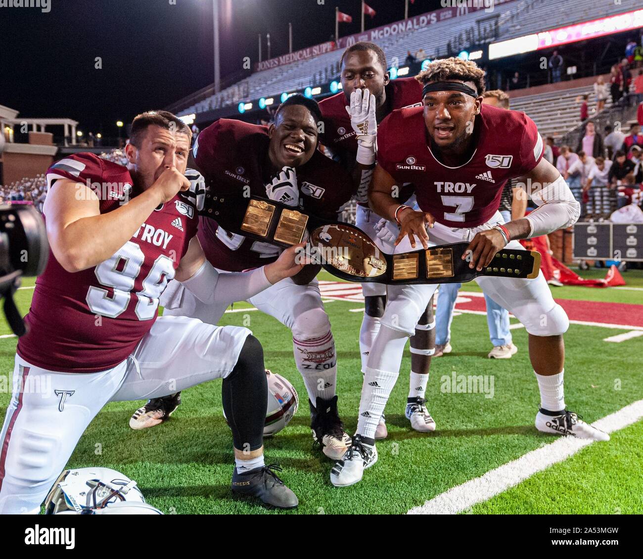 Troy, Alabama, Stati Uniti d'America. Xvi oct, 2019. Il Troy University Trojan giocato host alla University of South Alabama giaguari nella battaglia annuale per la cinghia Rivaly gioco a Veterans Memorial Stadium. Il Trojan tirare fino a tardi per battere i giaguari 37-13. TROY giocatori pongono in battaglia per il gioco della cinghia cinghia dopo la vittoria. Credito: Jeremy Raines/ZUMA filo/Alamy Live News Foto Stock