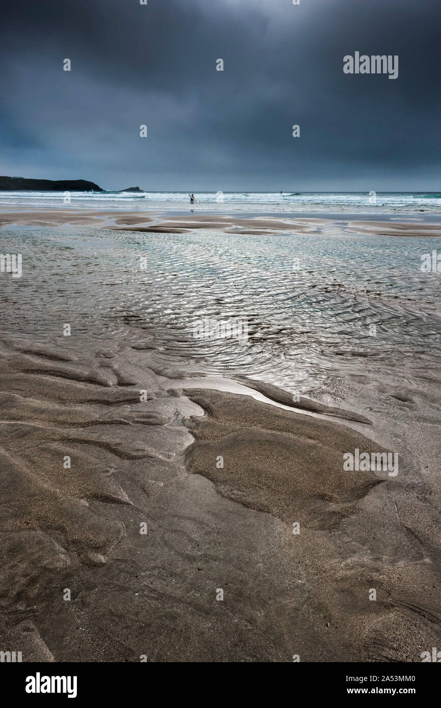 Drammatica scure nuvole temporalesche su Fistral Beach in Newquay in Cornovaglia. Foto Stock