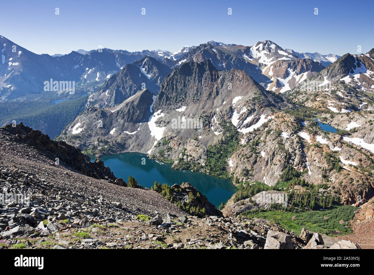 Si affacciano sul panorama delle montagne della Sierra Nevada in California con West Lake e gabbri Peak Foto Stock