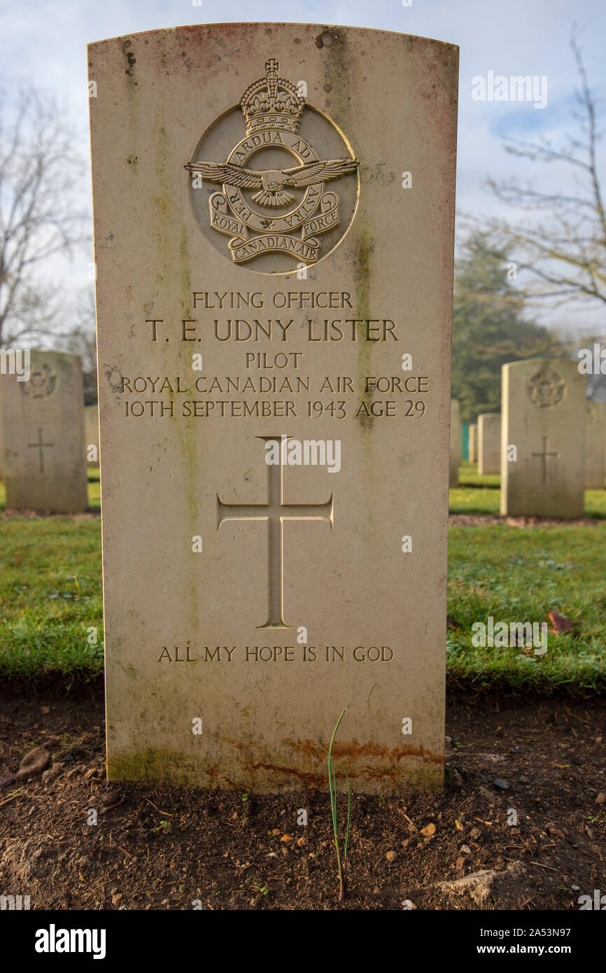 Commissione delle tombe di guerra del Commonwealth Tomba di Thomas Edward Udny Lister del Royal Canadian Air Force, Haycombe cimitero, vasca da bagno Foto Stock