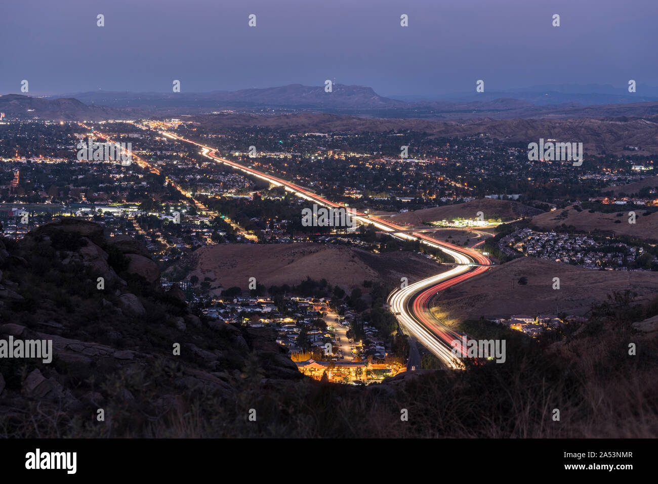 Twilight vista della route 118 commuter freeway il traffico nella zona suburbana di Simi Valley vicino a Los Angeles in Ventura County, California. Foto Stock