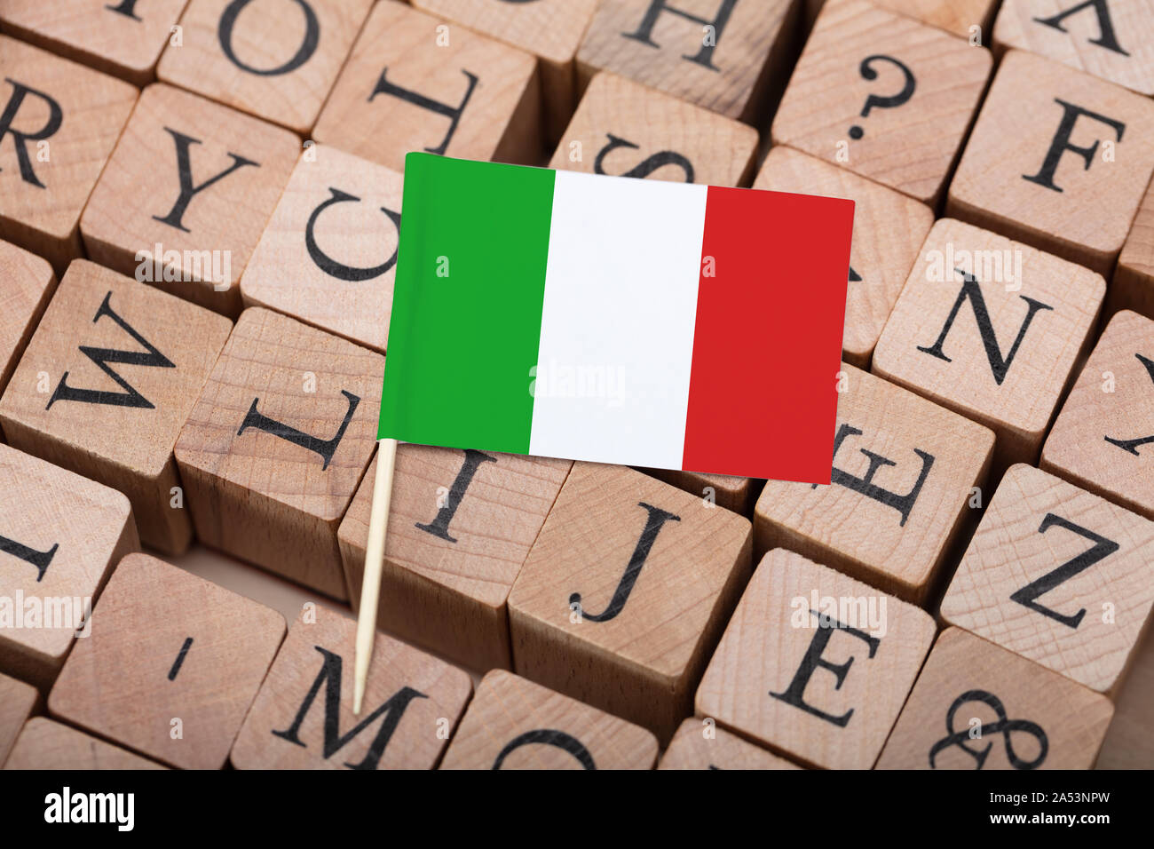 Bandiera Italiana Piccola sulla lettera di blocchi di legno. Imparare la lingua italiana Concept Foto Stock