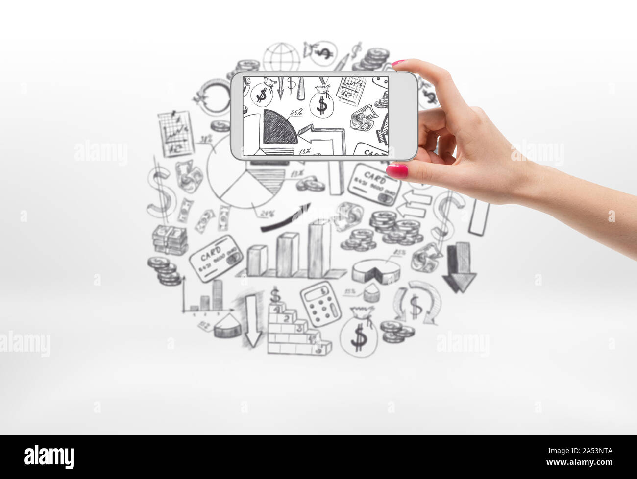 Femmina con mano cellphone tenendo fotografia collage di icone finanziario e schemi Foto Stock