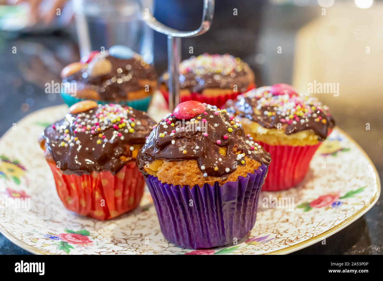Ricoperta di cioccolato tortini, con spruzza sulla parte superiore Foto Stock