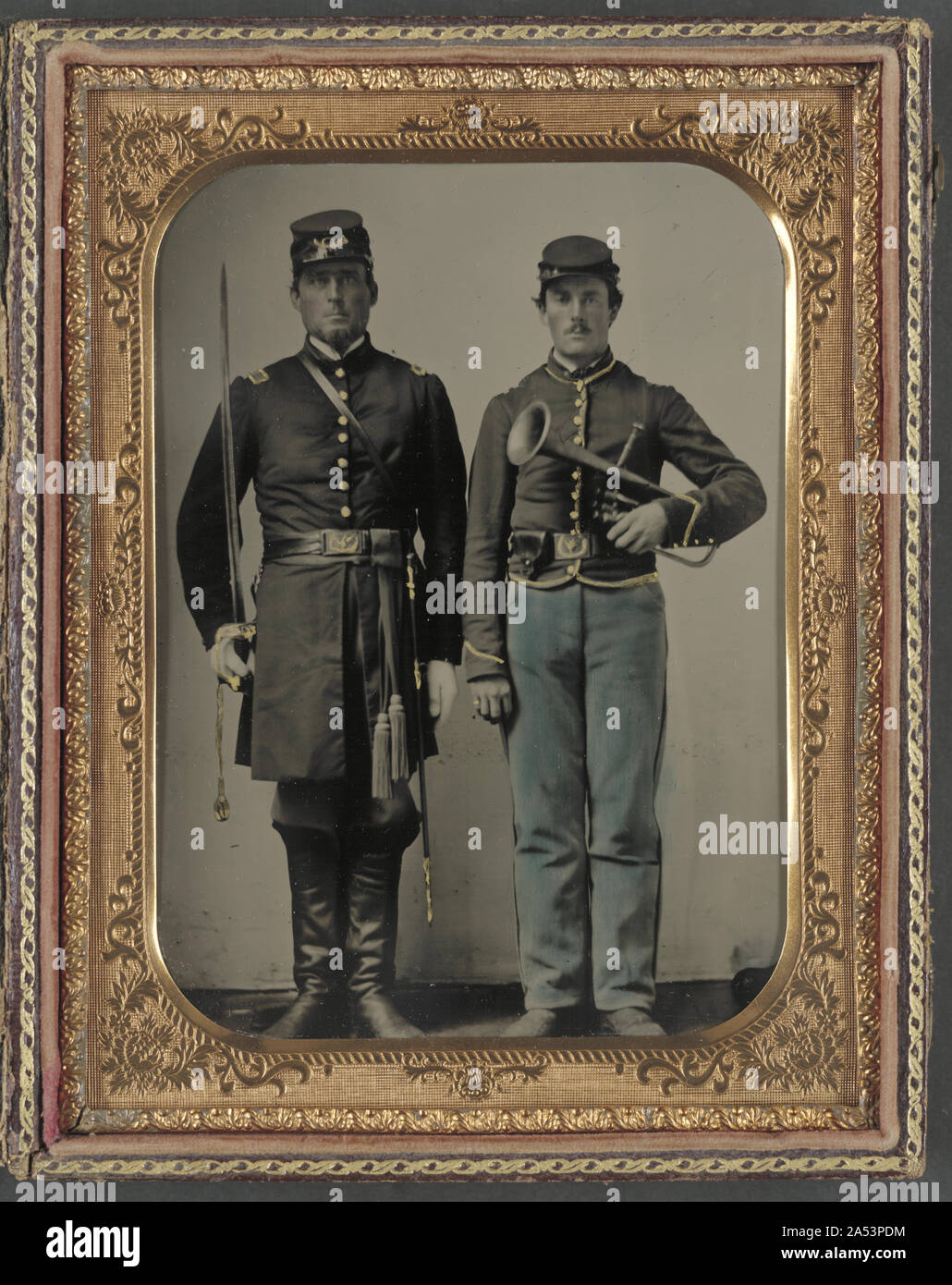 Due soldati non identificato con la spada e saxhorn Foto Stock