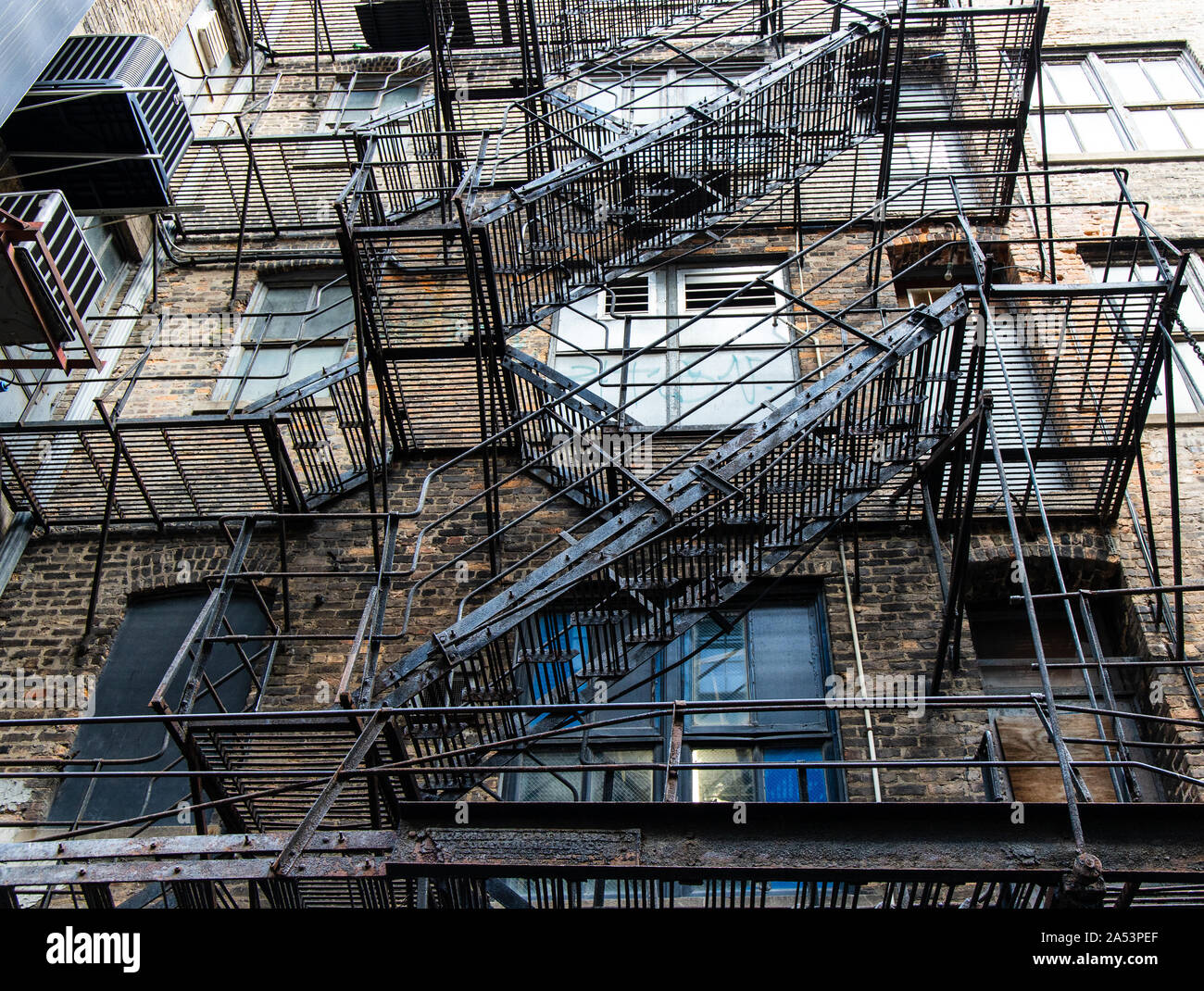 Fire escape andando fino Foto Stock