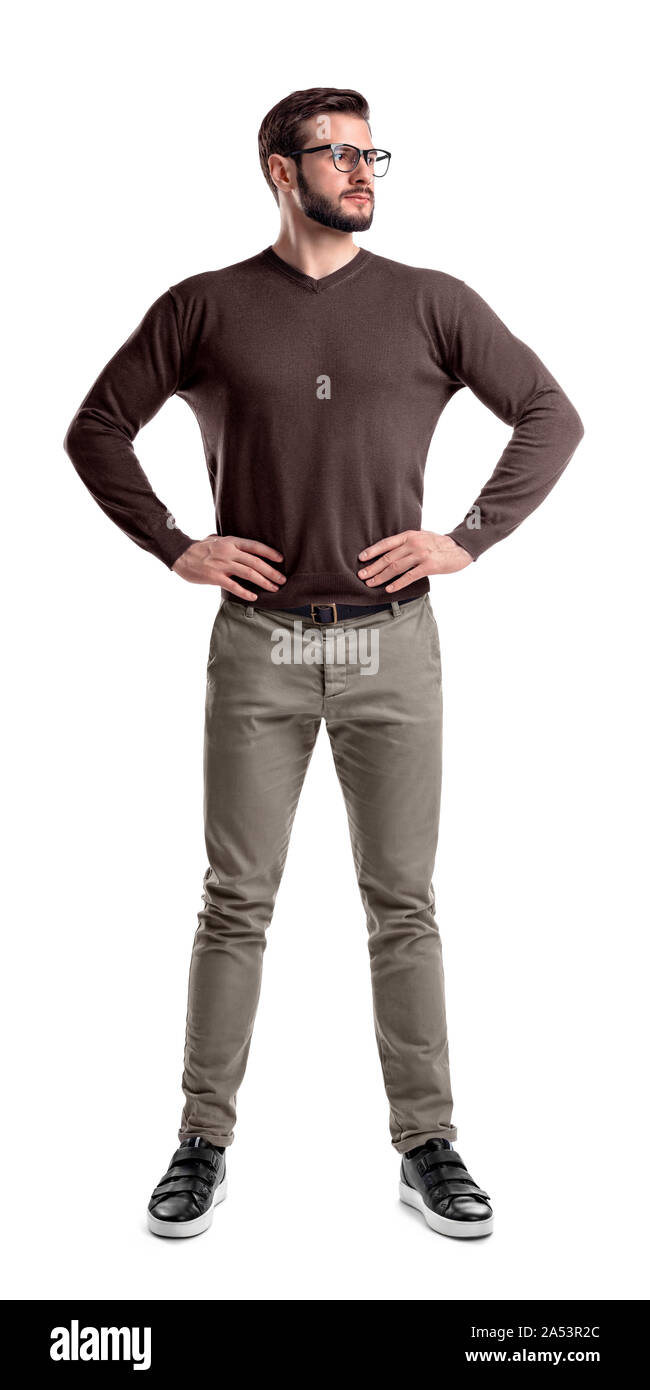 Un uomo barbuto in abiti casual sta con le mani sui suoi fianchi isolati su uno sfondo bianco. Foto Stock