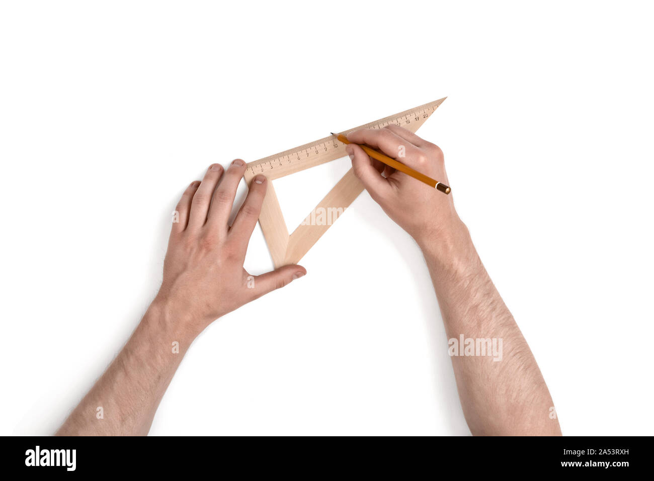 Close-up le mani dell'uomo durante il processo di lavorazione con triangolo righello di precisione al centimetro. Foto Stock