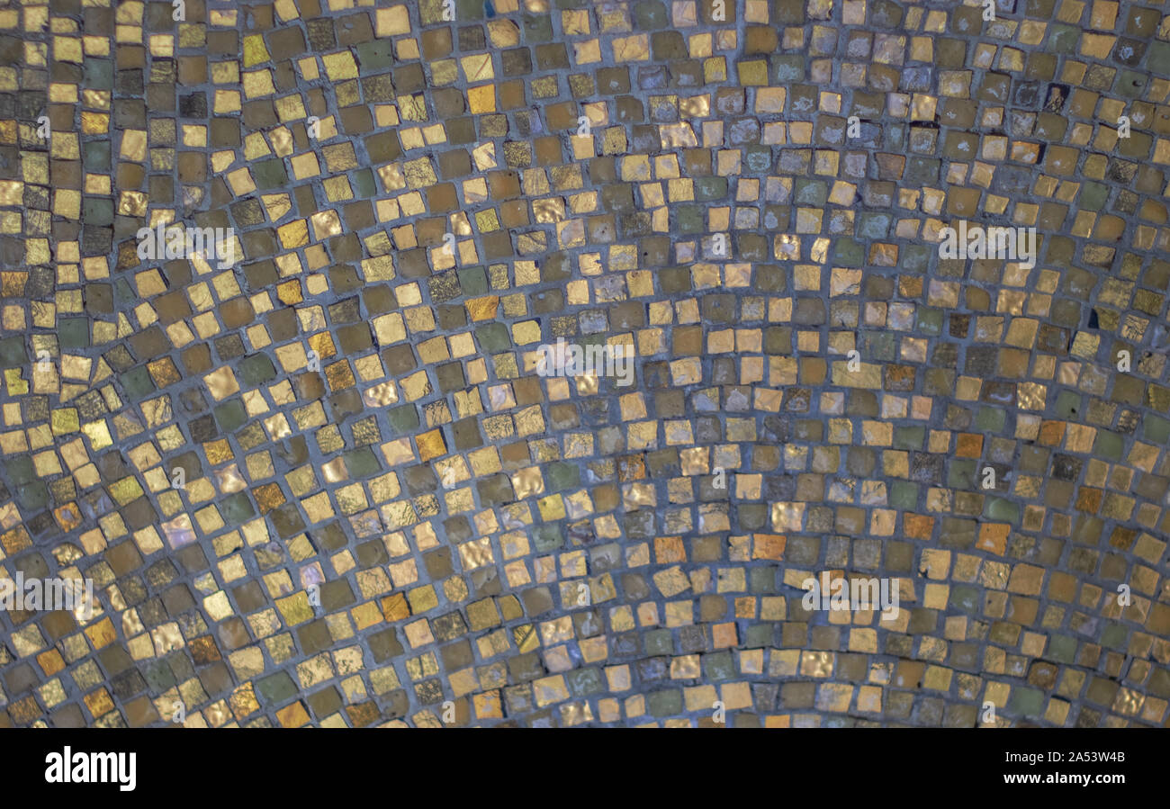Mosaico composto da piccole piastrelle dorato. La texture Foto Stock