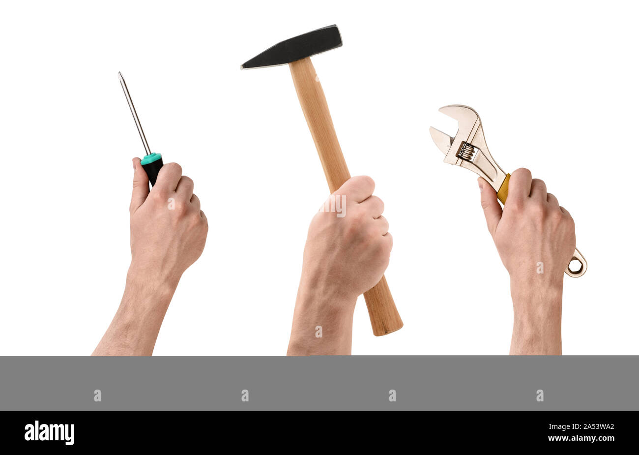 Tre mani con un cacciavite e un martello e chiave su sfondo bianco Foto Stock