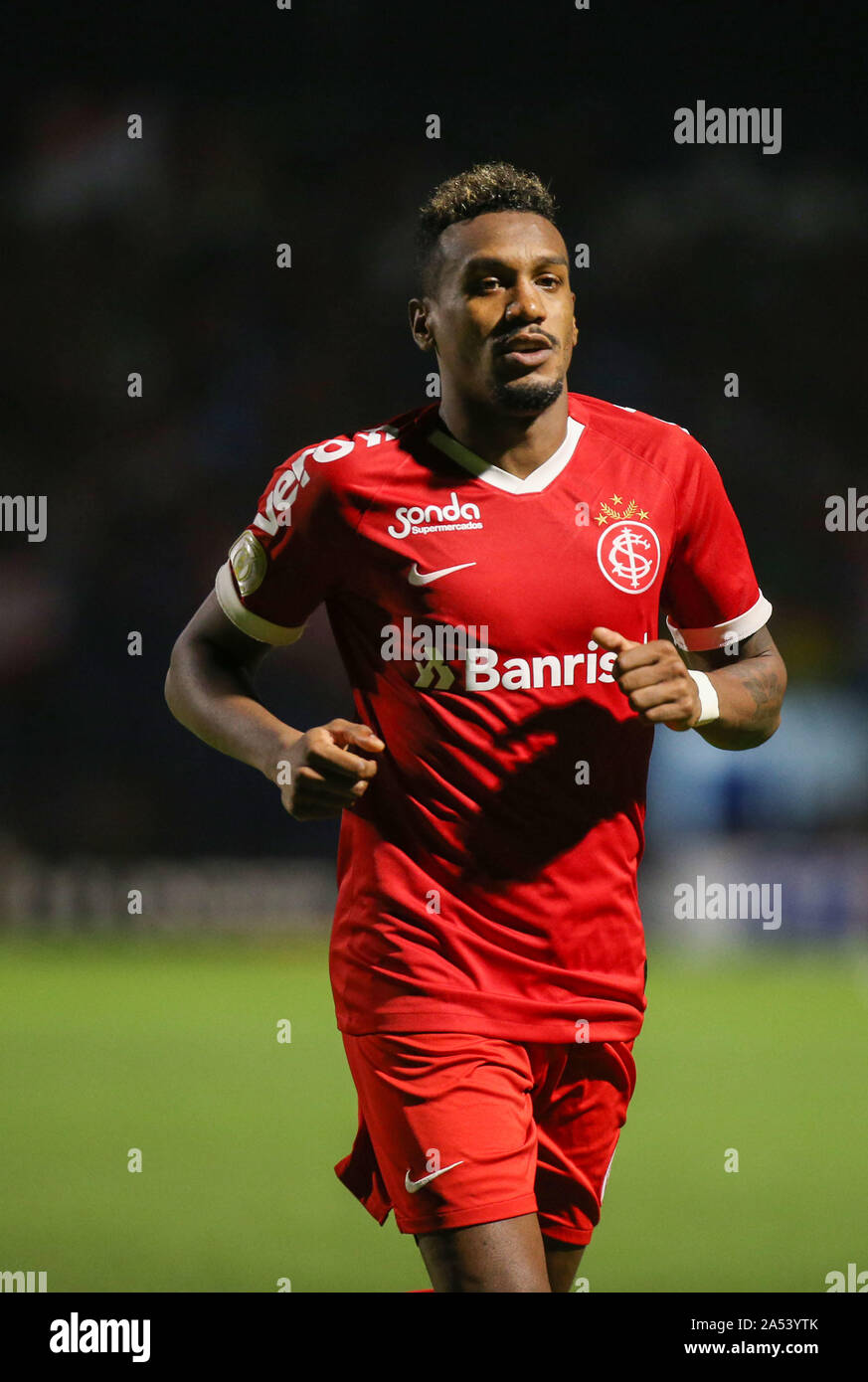 FLORIAN'POLIS, SC - 17.10.2019: AVAÍ X INTERNACIONAL - controversie Edenilson bid durante l'Aval X International. Partita valevole per la ventiseiesima round del campionato brasiliano 2019 - Serie A. Match tenutosi a Aderbal Ramos da Silva Stadium (Ressacada) giovedì notte (17) A Florianópolis SC, Brasile. (Foto: Raul Pereira/Fotoarena) Foto Stock