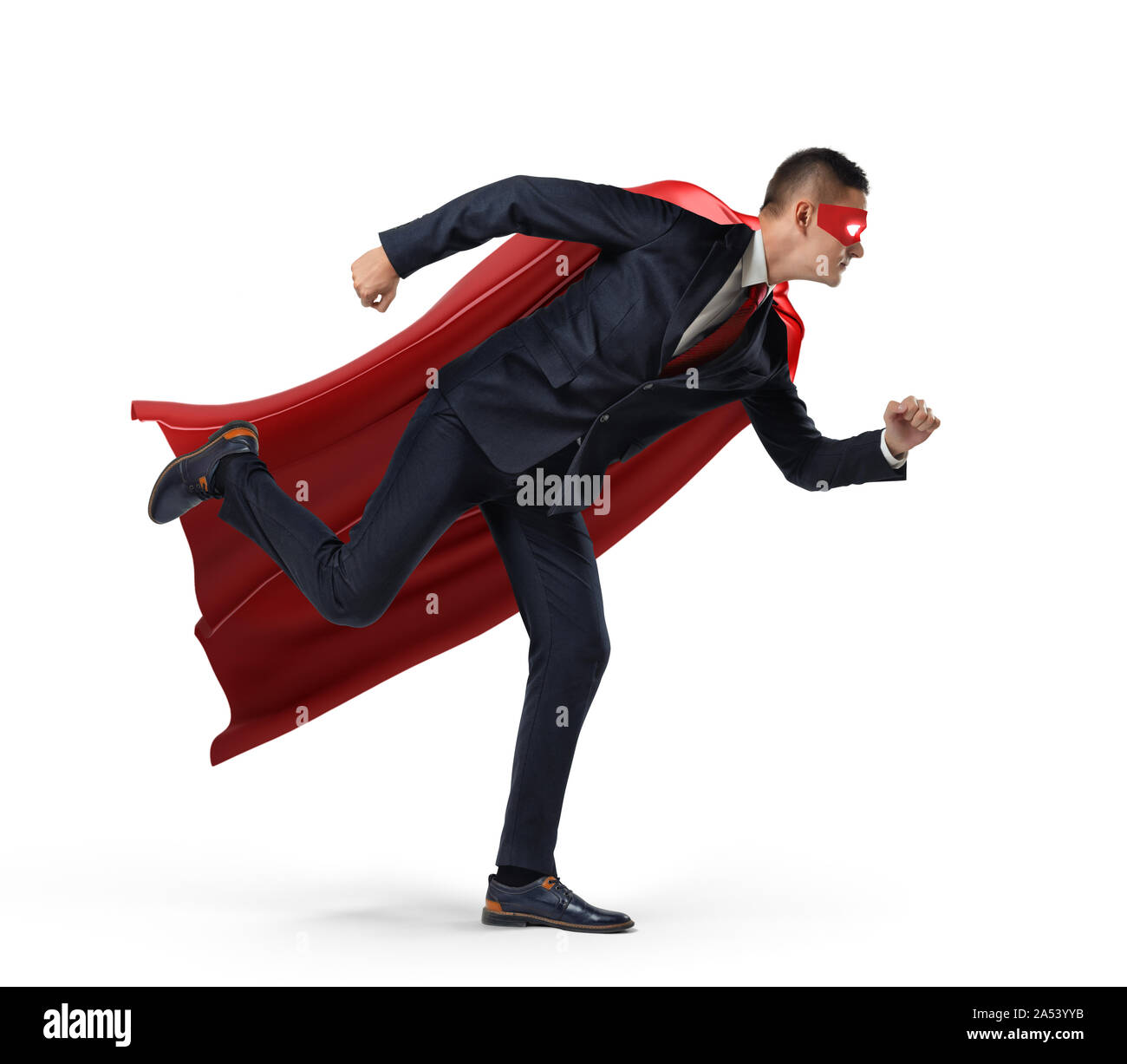 Un imprenditore in un eroe red cape e una maschera in vista laterale pronto a correre con una gamba già in aria su sfondo bianco. Foto Stock