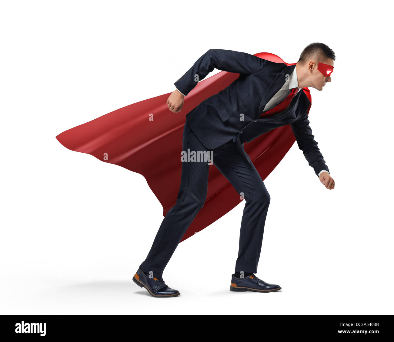 Un imprenditore in un eroe red cape e una maschera in piedi in una vista laterale di una linea di partenza posizione su sfondo bianco. Foto Stock