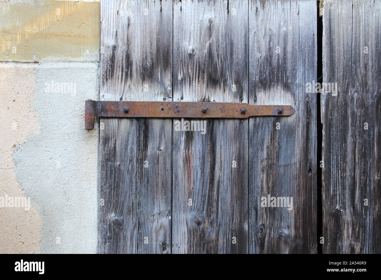 Vecchio weathered porta di legno con la vecchia cerniera arrugginita Foto Stock