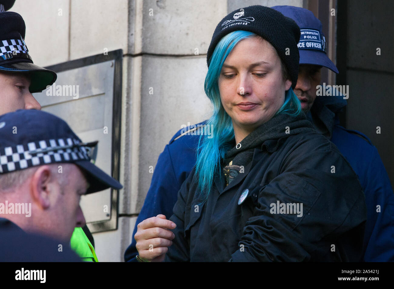 Londra, Regno Unito. 17 ottobre, 2019. Metropolitan poliziotti arrestare gli attivisti contro il commercio di armi dalla ribellione di estinzione la Scozia che aveva incollato o bloccato su di sé l'ingresso alla sede centrale di Leonardo UK in segno di protesta contro la società profiting from " sistemi di guida per missili utilizzati nello Yemen e Siria, nonché altri media technology e le telecomunicazioni' e in solidarietà con il popolo curdo dopo l invasione turca del curdo-held aree del nord-est della Siria. Credito: Mark Kerrison/Alamy Live News Foto Stock