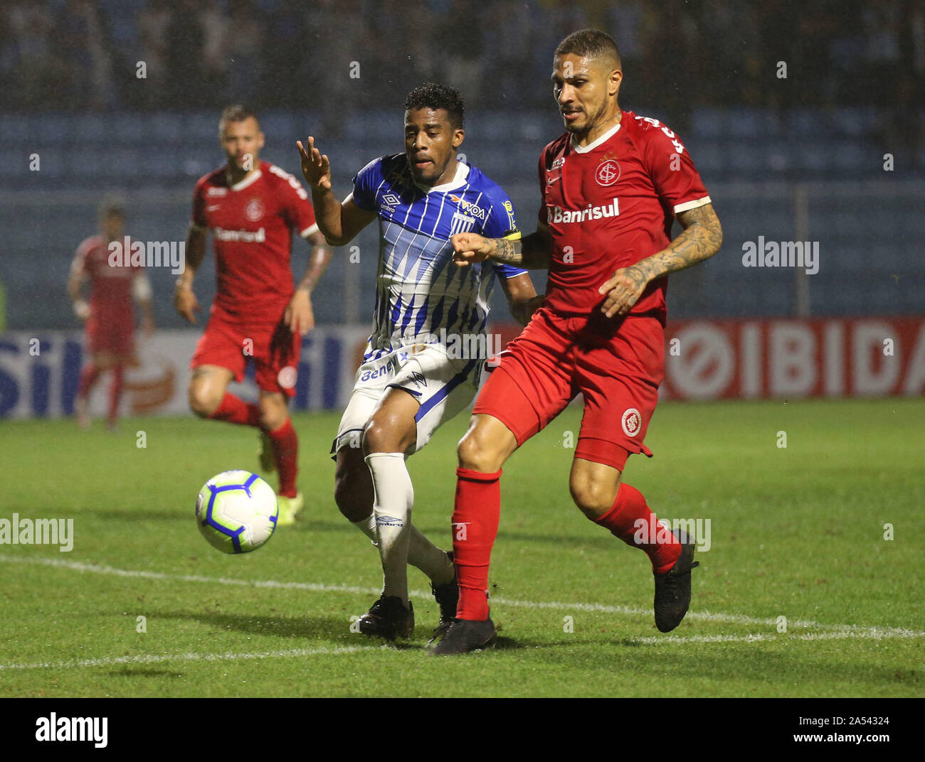 FLORIAN'POLIS, SC - 17.10.2019: AVAÍ X INTERNACIONAL - Paolo Guerrero controversie bid durante l'Aval X International. Partita valevole per la ventiseiesima round del campionato brasiliano 2019 - Serie A. Match tenutosi a Aderbal Ramos da Silva Stadium (Ressacada) giovedì notte (17) A Florianópolis SC, Brasile. (Foto: Raul Pereira/Fotoarena) Foto Stock