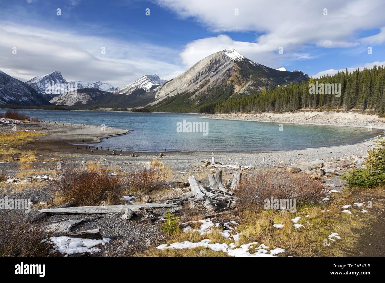 Upper Kananaskis Lake Beach Peter Lougheed Provincial Park Scenic Landscape Mountain Peaks Skyline Canadian Rockies Banff Autumn Colors Day Foto Stock