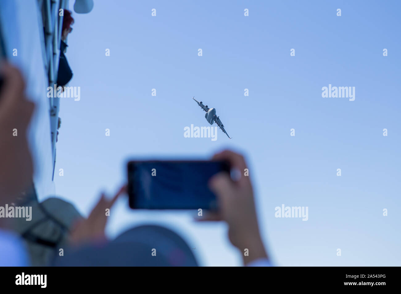 Video spettatori US Air Force C-17 Globemaster III da una barca che si Esibisce al Great Pacific Airshow Huntington Beach California USA Foto Stock