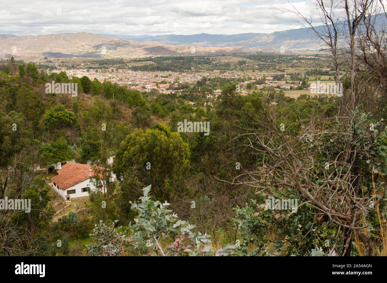 Vista in elevazione della Villa de Leyva, un colombiano tourist villaggio andino Foto Stock