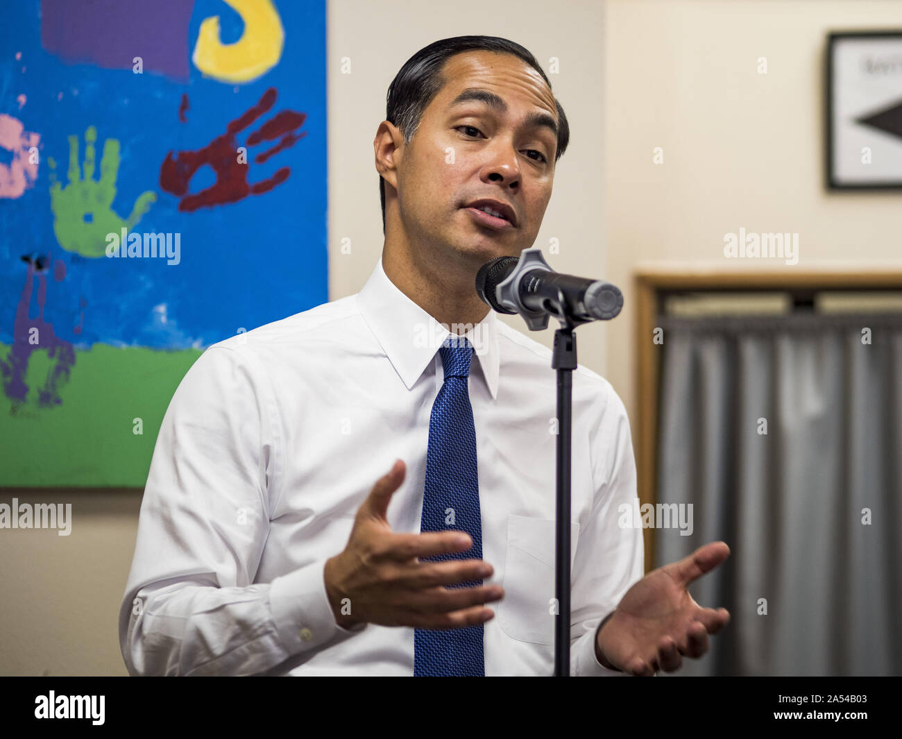 Des Moines, Iowa, USA. Xvii oct, 2019. JULIÃN CASTRO, ex Segretario di Albergare e Sviluppo Urbano per il Presidente Barack Obama parla di un gruppo di elettori Iowa a livello urbano sogni, un essere umano servizi di agenzia interinale Servizi di agenzia per il sotto servita europee di Des Moines. Castro è in visita a Iowa per supportare la sua offerta per essere il candidato democratico per la Presidenza USA. Iowa tradizionalmente ospita il primo evento di selezione delle elezioni presidenziali ciclo. L'Iowa Caucus sarà nel Febbraio 3, 2020. Credit: Jack Kurtz/ZUMA filo/Alamy Live News Foto Stock