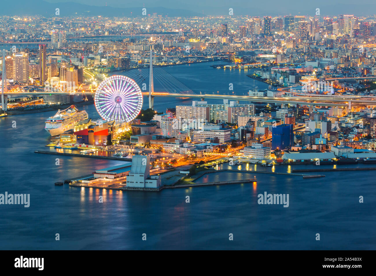 Osaka cityscape bella vista notturna della Baia di Osaka a Osaka, Giappone. vista dalla torre di cosmo. Foto Stock