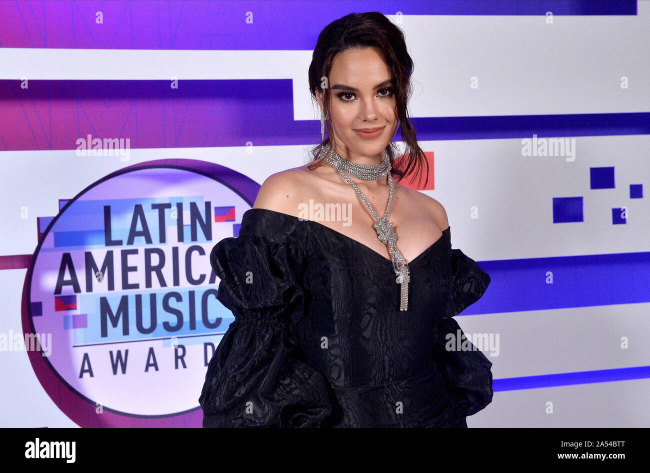 Los Angeles, Stati Uniti. Xvii oct, 2019. Il cantante Catriona appare grigio dietro le quinte durante la quinta edizione di Latin American Music Awards presso il Teatro Dolby nella sezione di Hollywood di Los Angeles giovedì 17 ottobre, 2019. L'evento annuale che premia risultati eccellenti per gli artisti di musica latina industria. Foto di Jim Ruymen/UPI Credito: UPI/Alamy Live News Foto Stock