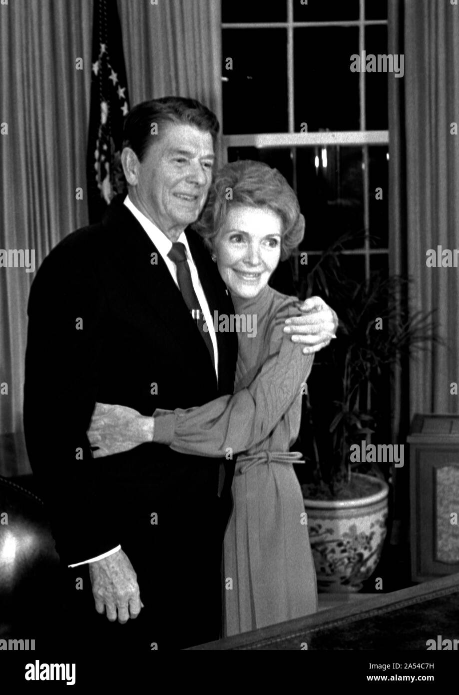 Washington DC, Stati Uniti d'America, 29 gennaio 1984 il Presidente Ronald Reagan baci e abbracci moglie Nancy dopo che ha fatto il suo annuncio sulla televisione nazionale dall'Ufficio Ovale della Casa Bianca che egli è stato in esecuzione per la rielezione Foto Stock