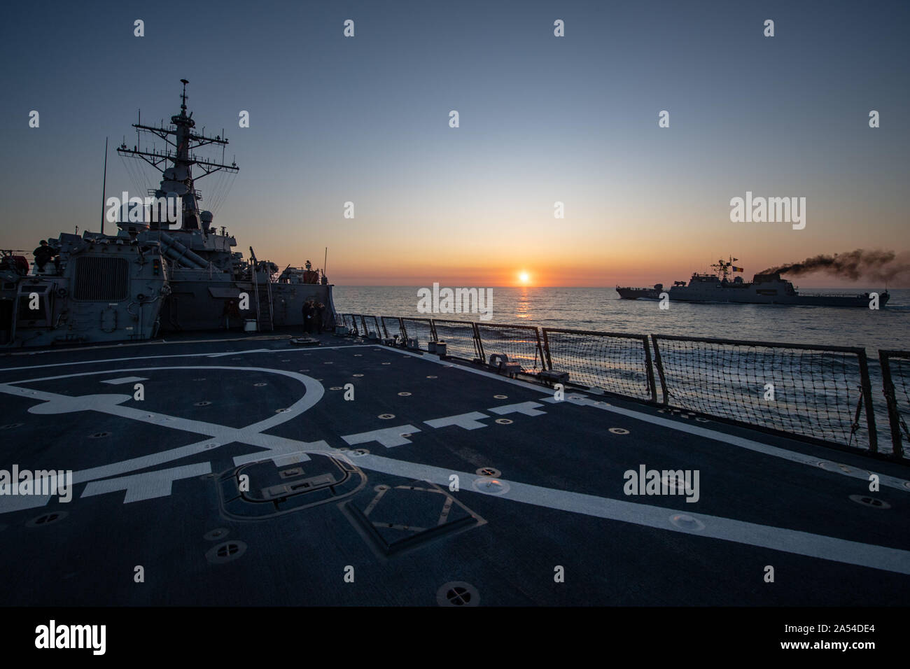 Mar Nero (ott. 16, 2019) - Il Arleigh Burke-class guidato-missile destroyer USS Porter (DDG 78) rende onore a marina Rumena fregata Macellariu ROS (F 265) durante un passaggio di trilaterale esercizio nel Mar Nero ott. 16, 2019. Porter, distribuita a Rota, Spagna, è il suo settimo patrol NEGLI STATI UNITI Sesta flotta area di operazioni a sostegno degli Stati Uniti per gli interessi di sicurezza nazionali in Europa e in Africa. (U.S. Foto di Marina di Massa lo specialista di comunicazione di terza classe T. Logan Keown/rilasciato) Foto Stock