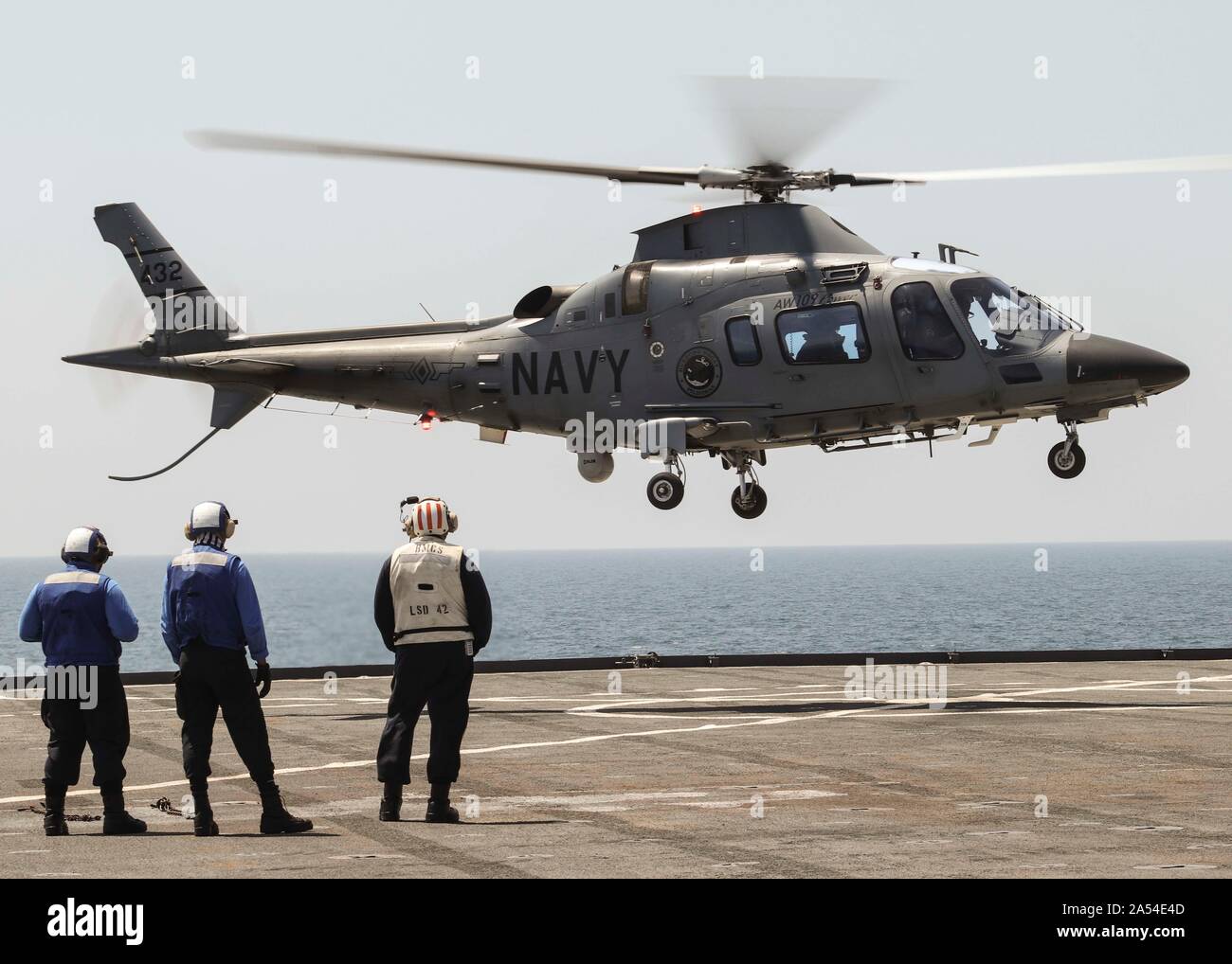 Baia di Manila (ott. 10, 2019) DEGLI STATI UNITI I marinai della marina di osservare un Philippine Navy elicottero AW-109, attaccato al profilo BRP Davao Del Sur (LD-602), durante la fase di atterraggio deck proficiency della formazione a bordo di Whidbey Island-class dock landing ship USS Germantown (LSD 42) durante l'esercizio KAMANDAG 3. Il Germantown partecipa KAMANDAG 3, un Philippine-led, esercizio bilaterale con gli Stati Uniti, progettato per aumentare la lotta contro il terrorismo, gli aiuti umanitari e di soccorso in caso di catastrofe le capacità attraverso scambi di militari che il rafforzamento del partenariato e la capacità di rispondere rapidamente alle crisi in tutto l'Indo-Pacifico reg Foto Stock