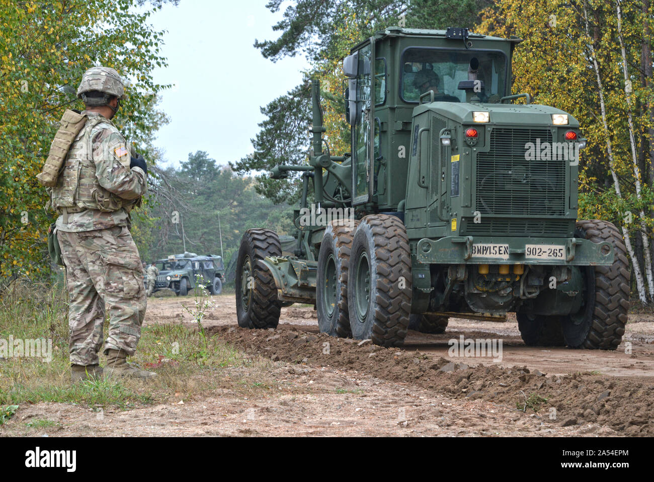 Stati Uniti Soldati con 902nd ingegnere società di costruzioni, ingegnere xv battaglione, XVIII Polizia Militare brigata, condurre una quattro giorni di formazione tecnico al settimo Esercito di formazione il comando Grafenwoehr Area Formazione, Germania, dal 15 ottobre 2019. (U.S. Foto dell'esercito di Gertrud Zach) Foto Stock