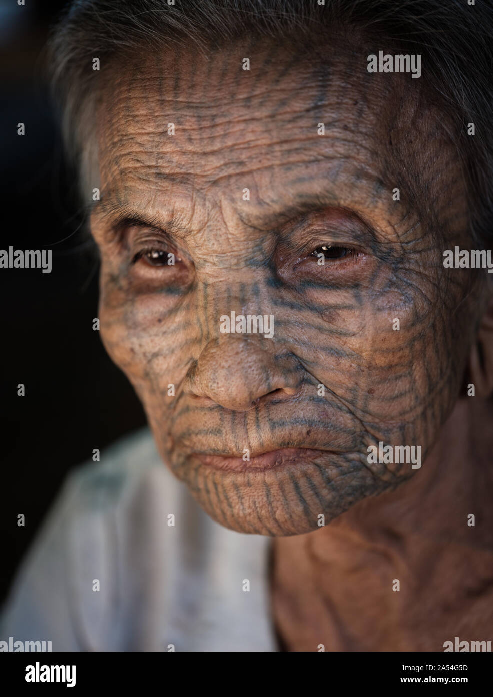 MRAUK U, MYANMAR - CIRCA NEL DICEMBRE 2017: Ritratto di donna con tattoo faccia da un villaggio mento nella remota area di Mrauk U, Stato di Rakhine. Foto Stock