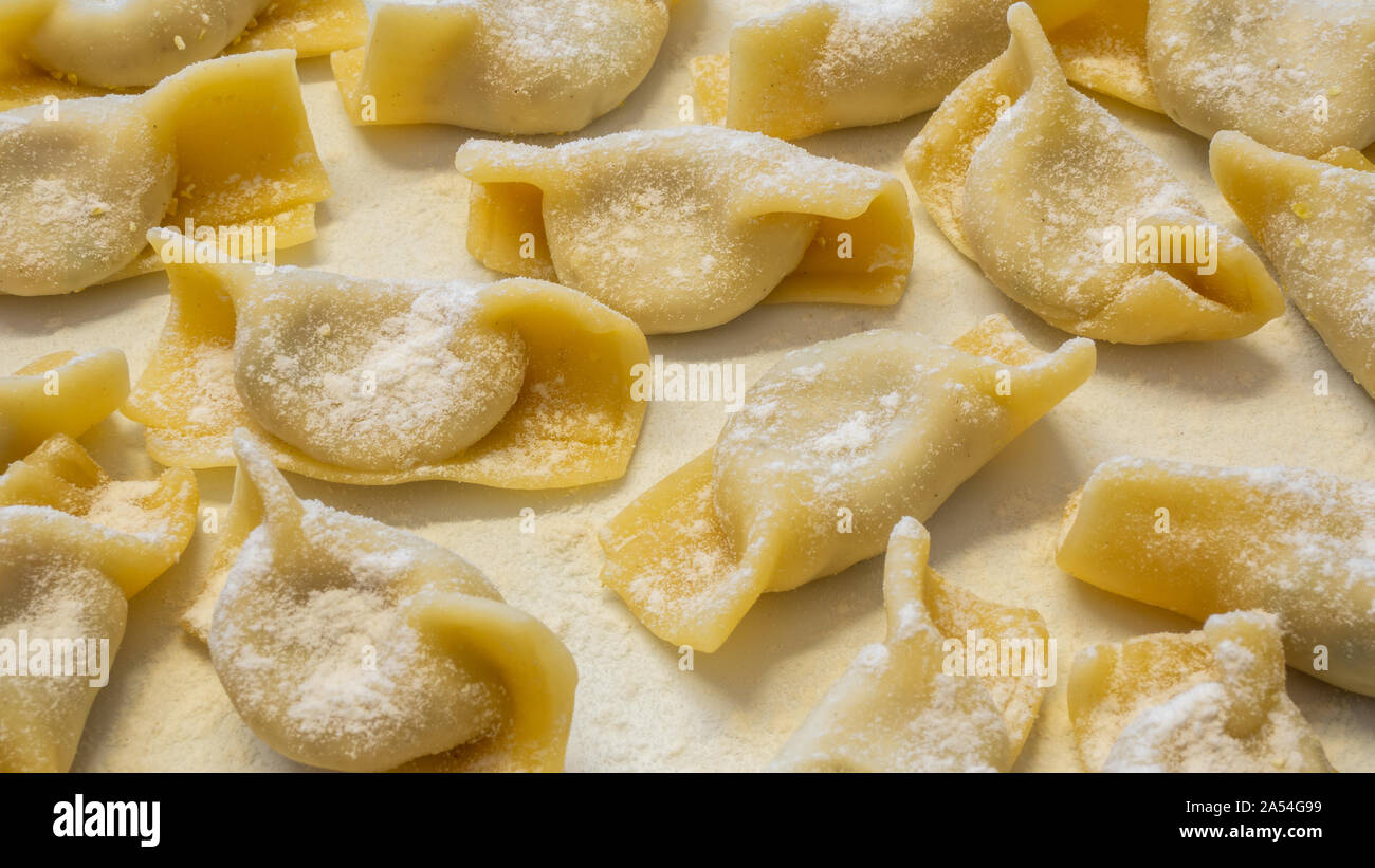Un tipo di ravioli, casoncelli, fatta in casa il cibo tradizionale della Bergamasca, Italia. Delizioso Cibo Italiano Foto Stock