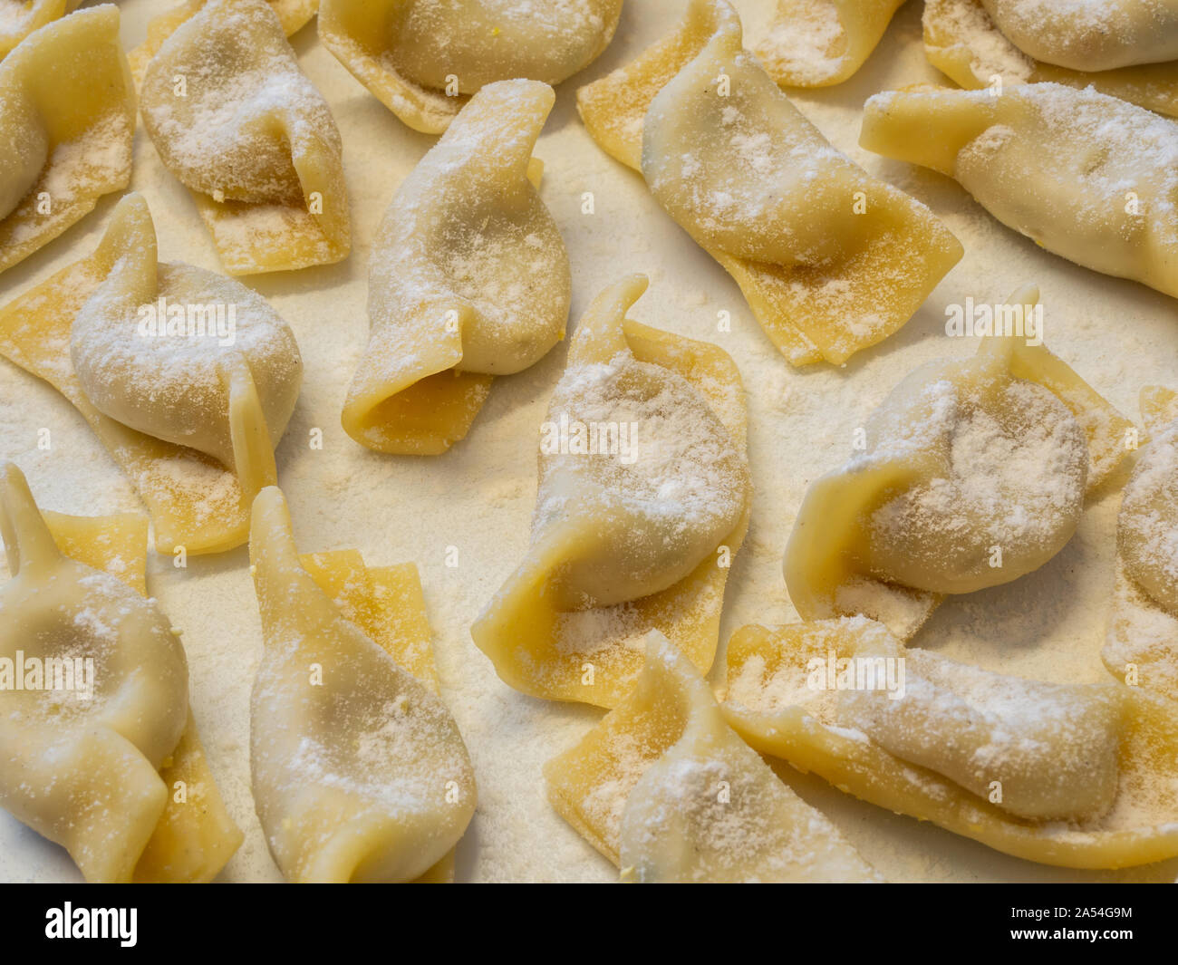 Un tipo di ravioli, casoncelli, fatta in casa il cibo tradizionale della Bergamasca, Italia. Delizioso Cibo Italiano Foto Stock