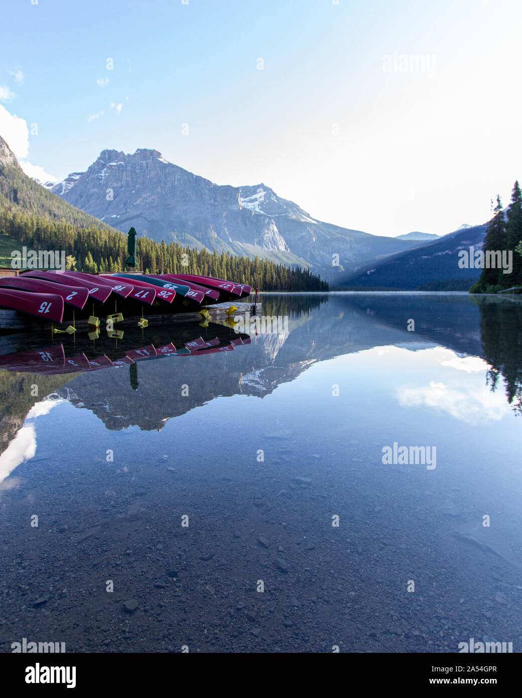 Canoa Lodge a Sunrise dal Lago Smeraldo nel Parco Nazionale di Yoho Foto Stock