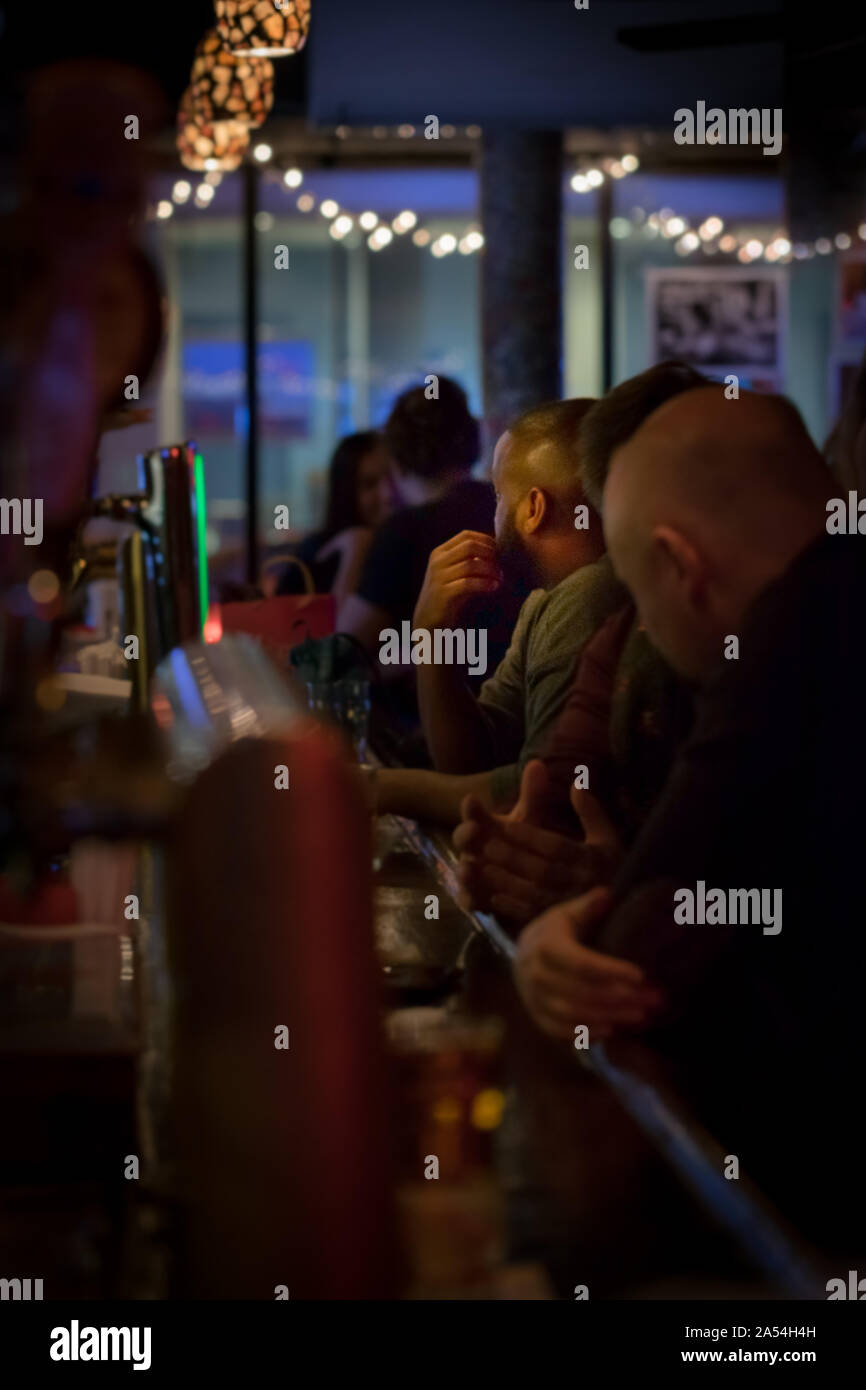Patroni in un bar di New York City il borough di Manhattan, Greenwich Village Foto Stock