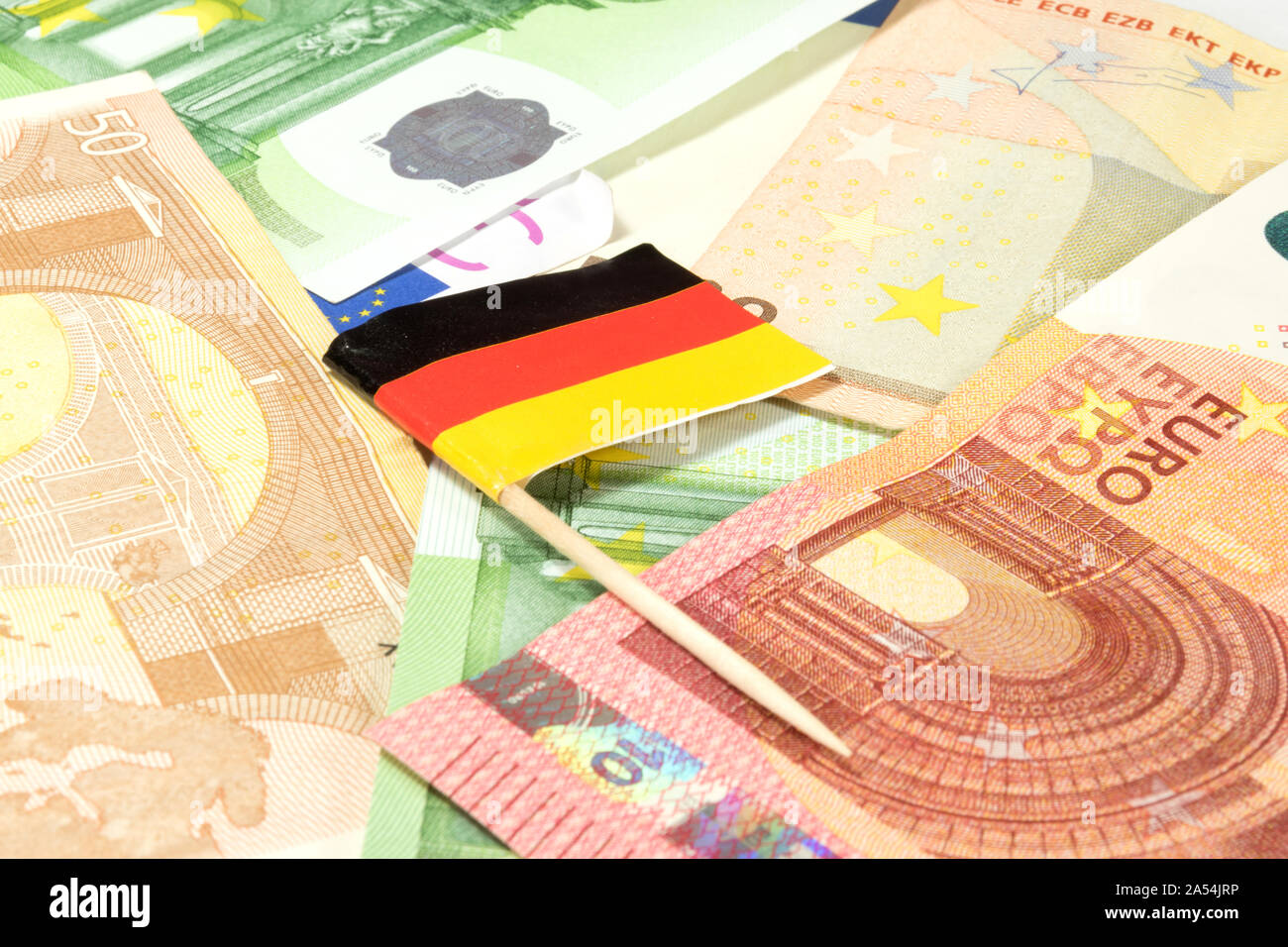 Le fatture in euro e la bandiera della Germania Foto Stock