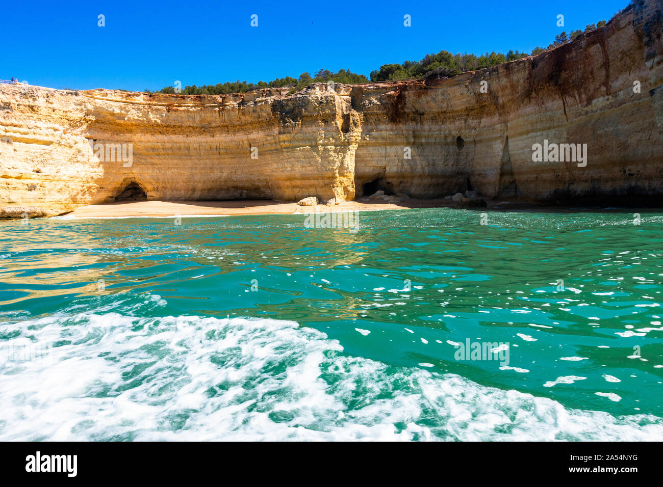 Gita in barca lungo la costa Algarve vicino a Benagil grotta. Il paesaggio ha scogliere calcaree che si affaccia, Oceano Atlantico, Portogallo Foto Stock