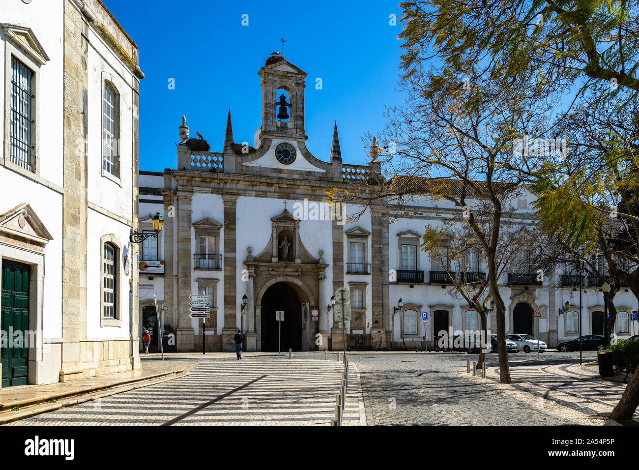 Vista dell'Arco da Vila (Città Archway), uno dei gateway medievale a Faro old town. Faro Algarve, Aprile 2019 Foto Stock