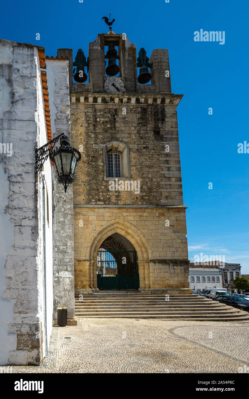 Vista laterale della chiesa di Saint Mary (Sé Catedral de Faro), Algarve, PORTOGALLO Foto Stock