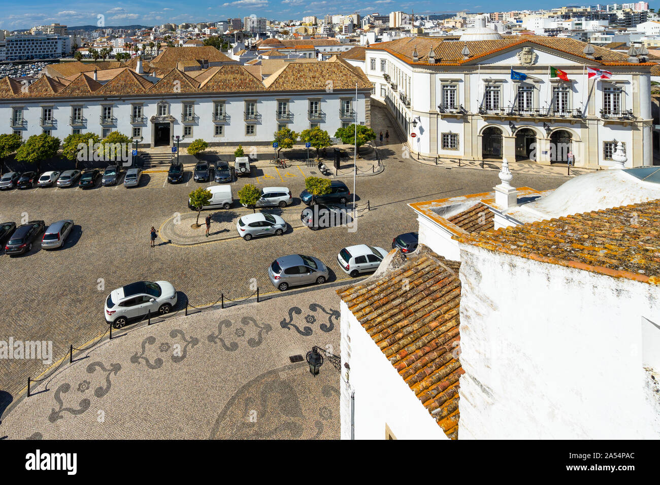 Vista aerea del Sé square e Faro Municipio dal campanile della chiesa di Santa Maria. Faro Algarve, Aprile 2019 Foto Stock