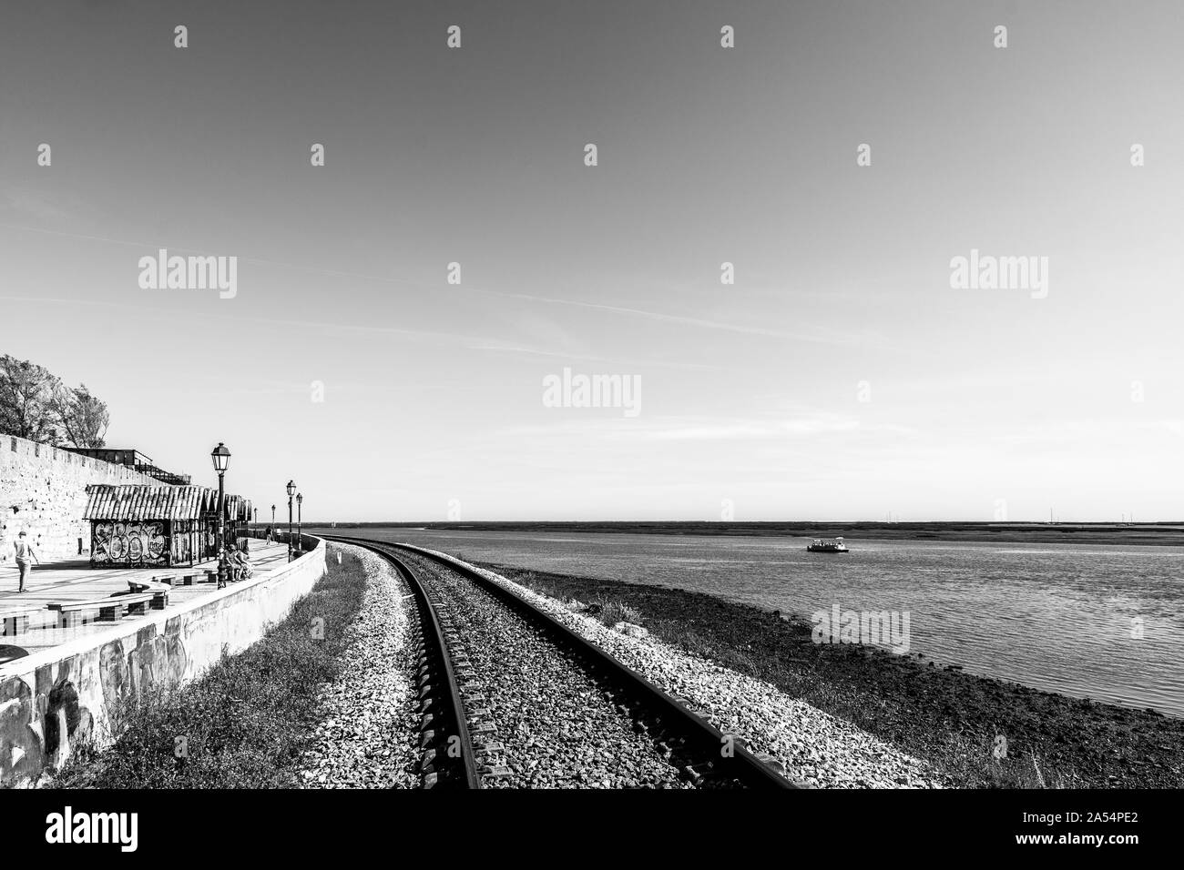 In bianco e nero e con il paesaggio della ferrovia lungo Faro old town, Algarve, PORTOGALLO Foto Stock