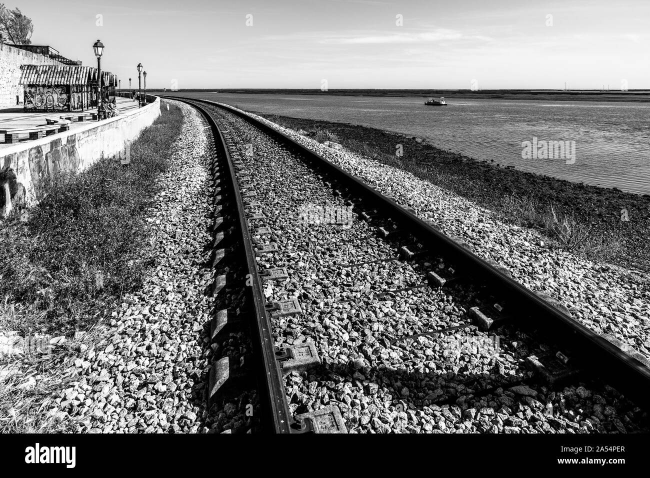 In bianco e nero e con il paesaggio della ferrovia lungo Faro old town, Algarve, PORTOGALLO Foto Stock