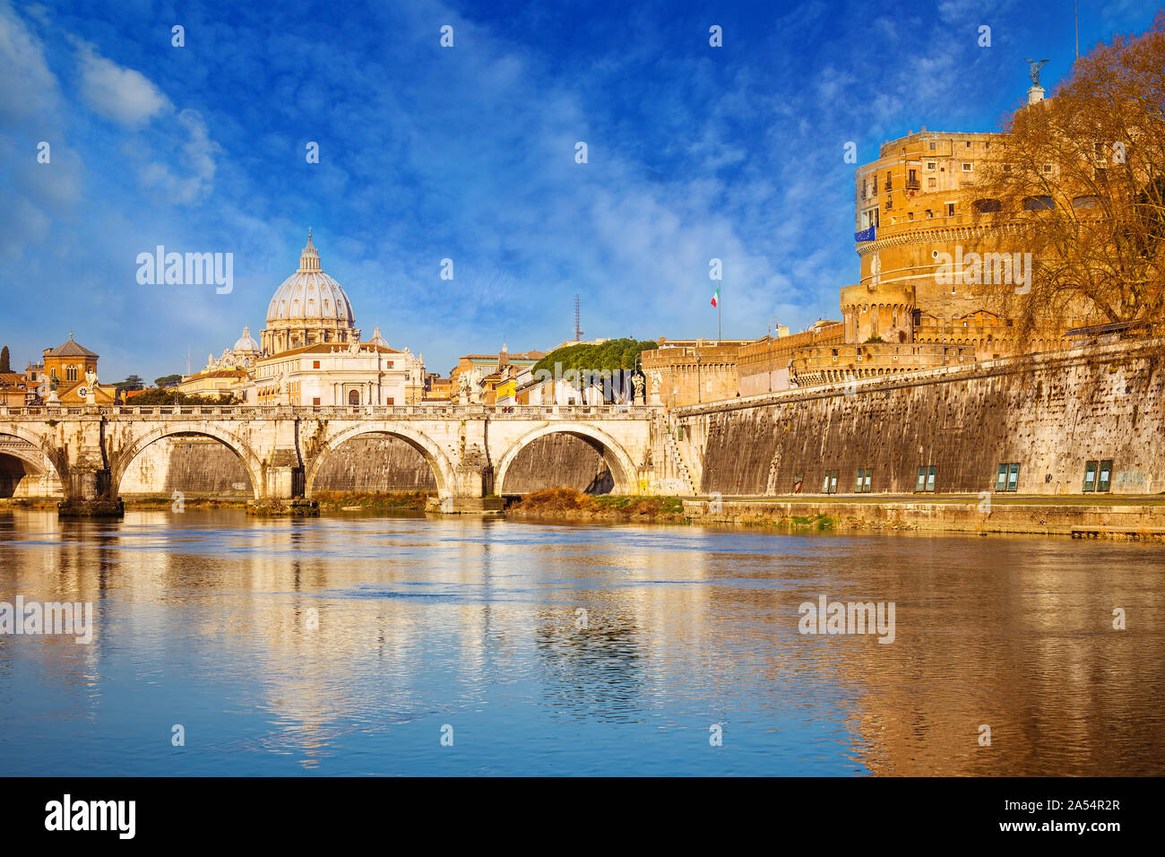 Vista sul Tevere e la cattedrale di San Pietro a Roma Foto Stock