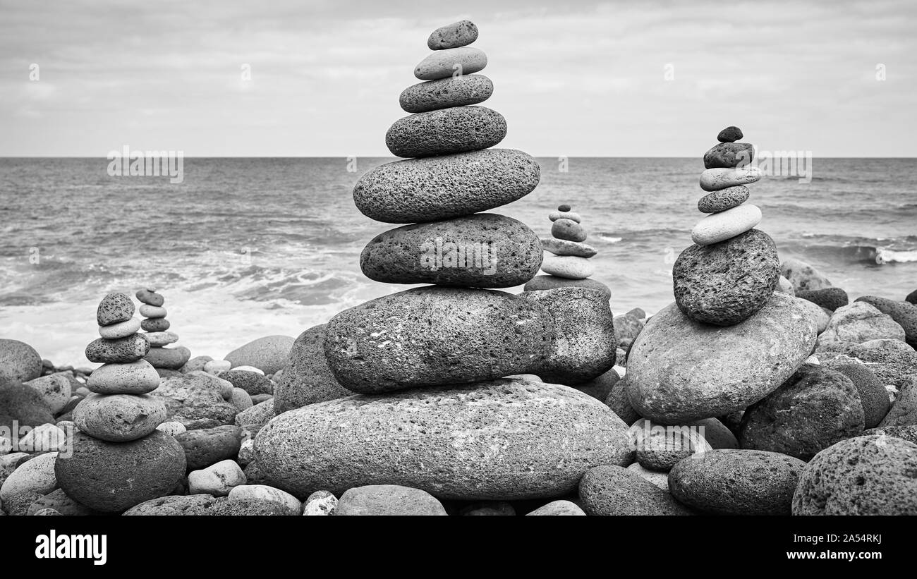 Pile di pietra su una spiaggia, equilibrio e armonia del concetto. Foto Stock